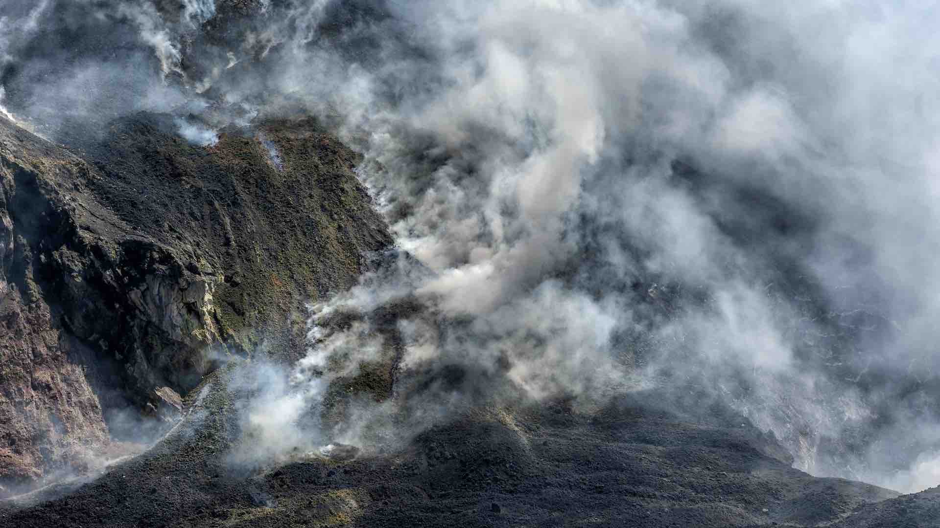 رفع حالة التأهب القصوى بسبب ثوران بركان روانج في إندونيسيا 